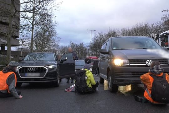 Klimaschützer blockieren am Montag die Abfahrt der Berliner Stadtautobahn A100 unweit des ICC: Auch in dieser Woche kam es zu neuen Aktionen.