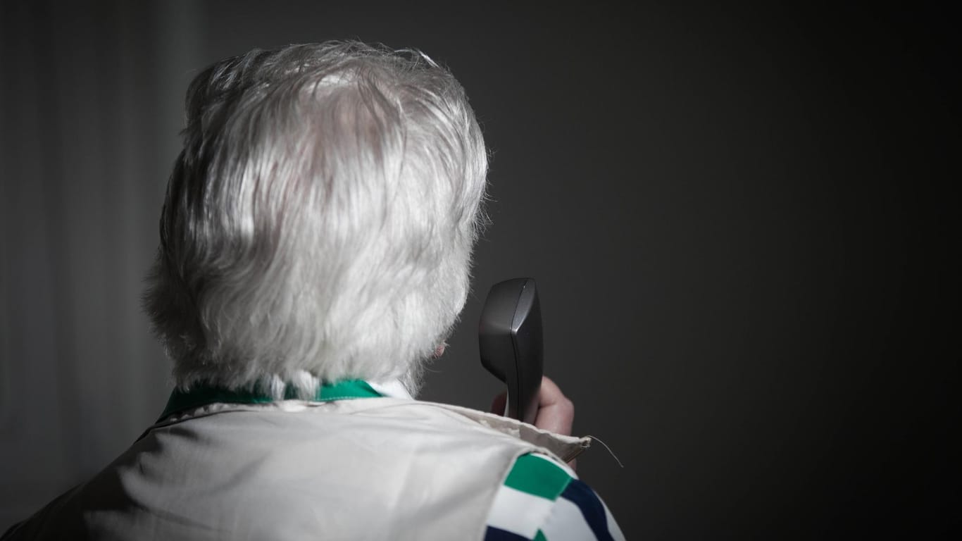 Seniorin am Telefon (Symbolbild): Viele Trickbetrüger geben sich am Telefon als falsche Polizisten aus.