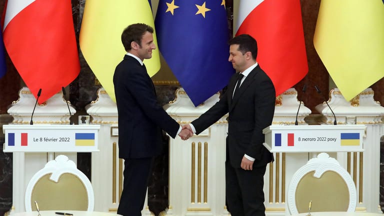 Emmanuel Macron (links) und Wolodymyr Selenskyj (rechts): Die Staatschefs von Frankreich und der Ukraine haben sich zu Gesprächen getroffen.
