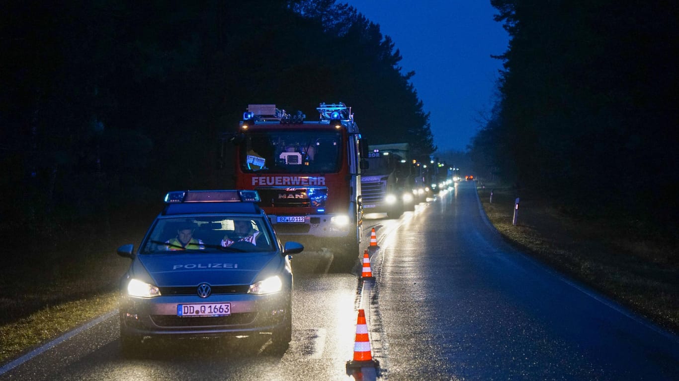 Polizei an einem Unfallort (Symbolbild): Auf der A7 bei Hannover kam es zu einem tödlichen Unfall.
