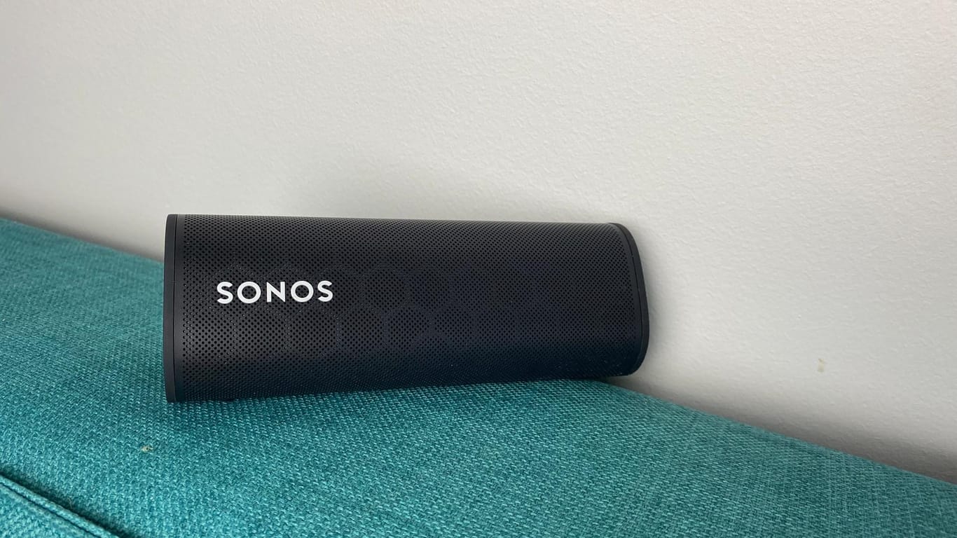 Der Sonos Roam passt mit dem eingebauten Mikrofon den Klang an die Umgebung an.
