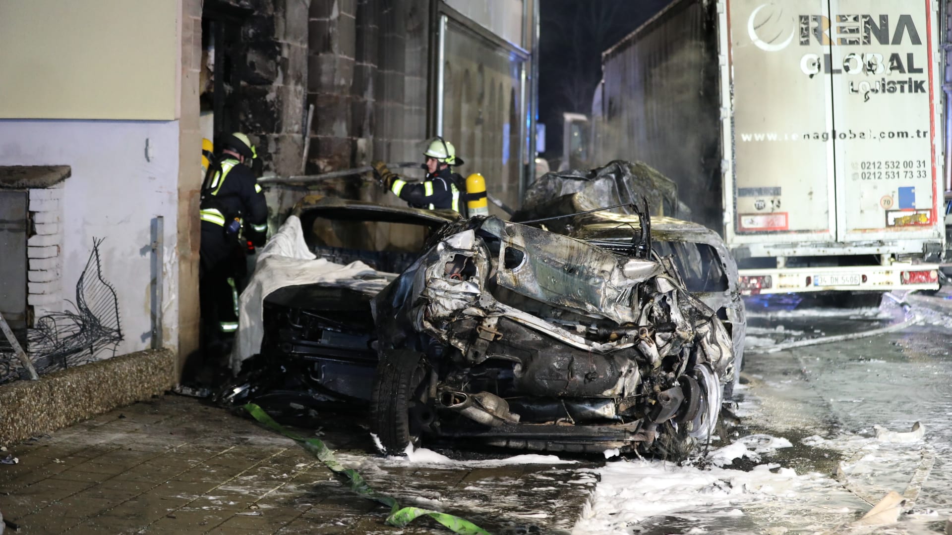 Ein ausgebrannter Wagen steht am Straßenrand, im Hintergrund der Unfall-Lkw: Der alkoholisierte Fahrer des Lastwagen wurde noch vor Ort festgenommen.