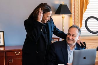 US-Vizepräsidentin Kamala Harris besucht ihren Ehemann Doug Emhoff in seinem Büro (Archivbild): Der "Second Gentleman" musste am Dienst in Sicherheit gebracht werden.