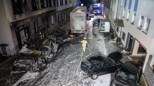 Feuerwehleute sind nach der Chaosfahrt eines Lastwagenfahrers in Fürth im Einsatz. Feuerwehleute sind nach der Chaosfahrt eines Lastwagenfahrers in Fürth im Einsatz.