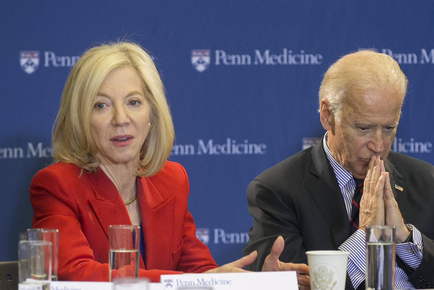 Amy Gutmann und Joe Biden bei einer Pressekonferenz (Archivbild): Die Uni-Präsidentin wird neue Botschafterin in Berlin.