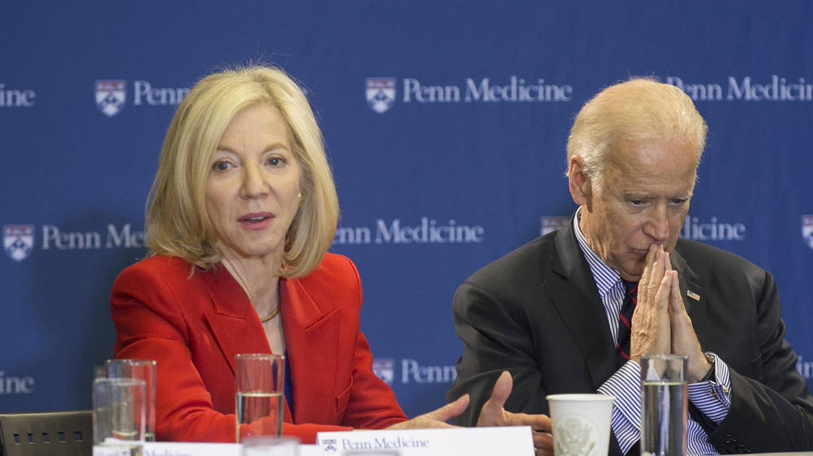 Amy Gutmann und Joe Biden bei einer Pressekonferenz (Archivbild): Die Uni-Präsidentin wird neue Botschafterin in Berlin.