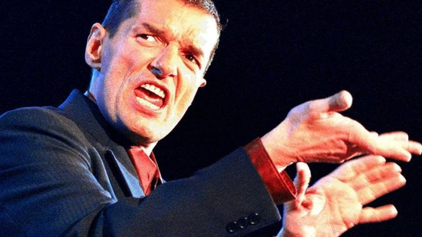 Der österreichische Popstar Falco bei einem Auftritt 1997 in Wien.