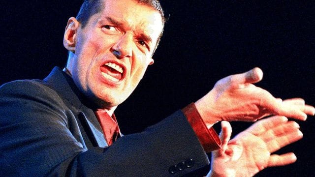 Der österreichische Popstar Falco bei einem Auftritt 1997 in Wien.