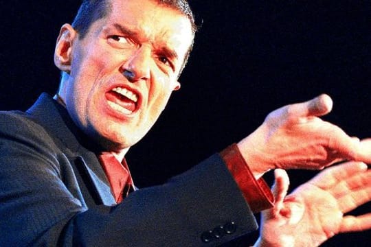 Der österreichische Popstar Falco bei einem Auftritt 1997 in Wien.