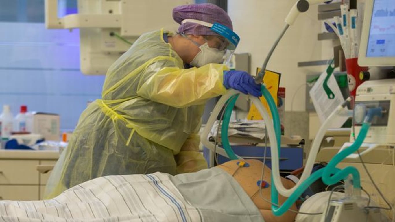 Eine Krankenschwester betreut einen Covidpatienten auf der Intensivstation des Krankenhauses Düren.