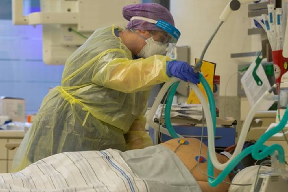 Eine Krankenschwester betreut einen Covidpatienten auf der Intensivstation des Krankenhauses Düren.