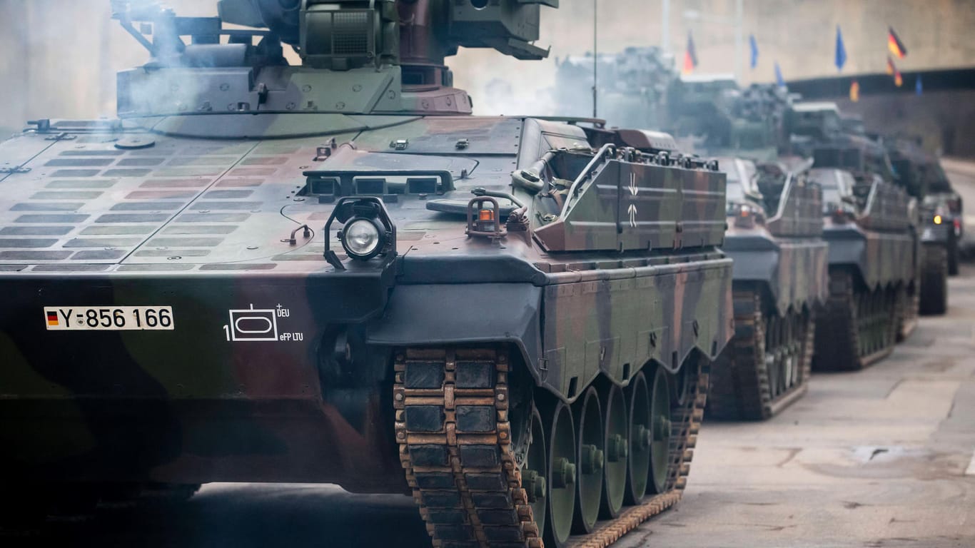 Deutsche Marder-Panzerfahrzeuge in der litauischen Hauptstadt Vilnius (Archivbild): Das Natoland fragt nach weiteren Truppen.
