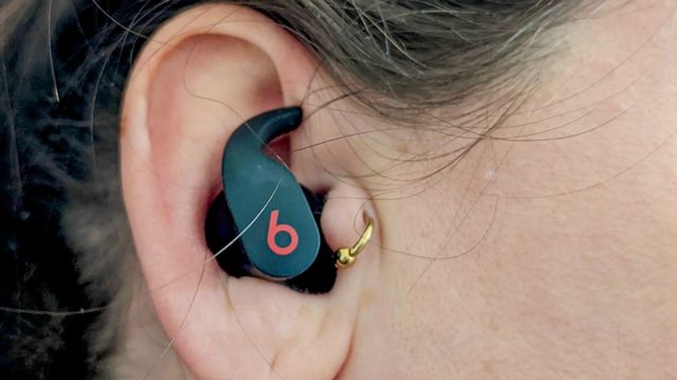 Die Wingtips genannten Gummifinnen sollen die Beats Fit Pro fest in den Ohren halten.