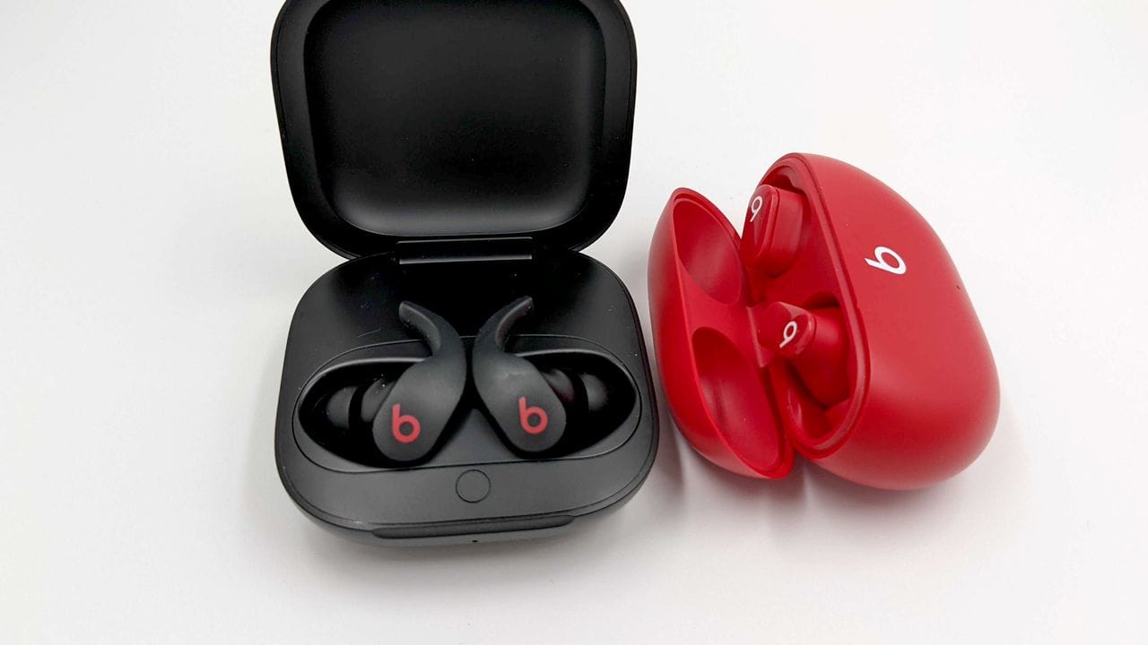 Größenvergleich: Die Beats Fit Pro (links, knapp 230 Euro) im Vergleich zu den Beats Studio Buds (rechts, knapp 150 Euro).