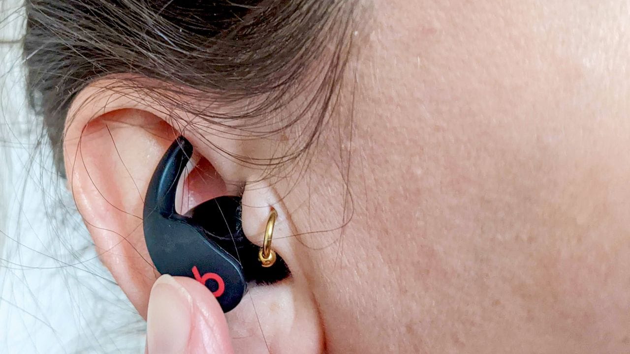 Tipp, klick, Pause, Siri, Wiedergabe: Geht bei den Beats Fit Pro alles über kleine Klickknöpfchen in den Ohrstöpsel selbst.