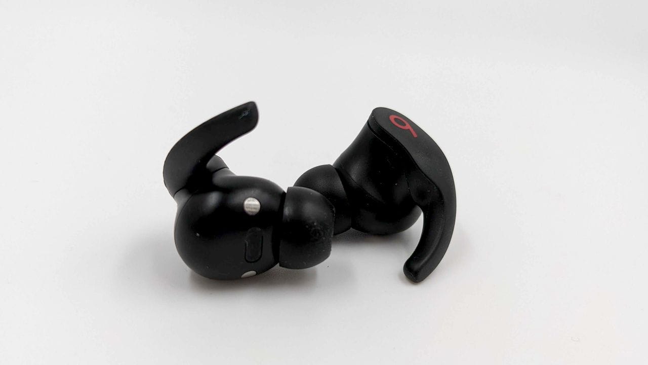 Knapp sechs Stunden halten die Beats Fit Pro mit einer Akkuladung durch.