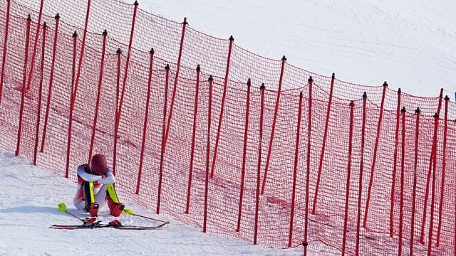 Mikaela Shiffrin aus den USA sitzt nach ihrem Ausscheiden am Streckenrand.