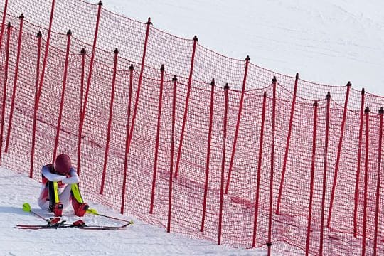 Mikaela Shiffrin aus den USA sitzt nach ihrem Ausscheiden am Streckenrand.