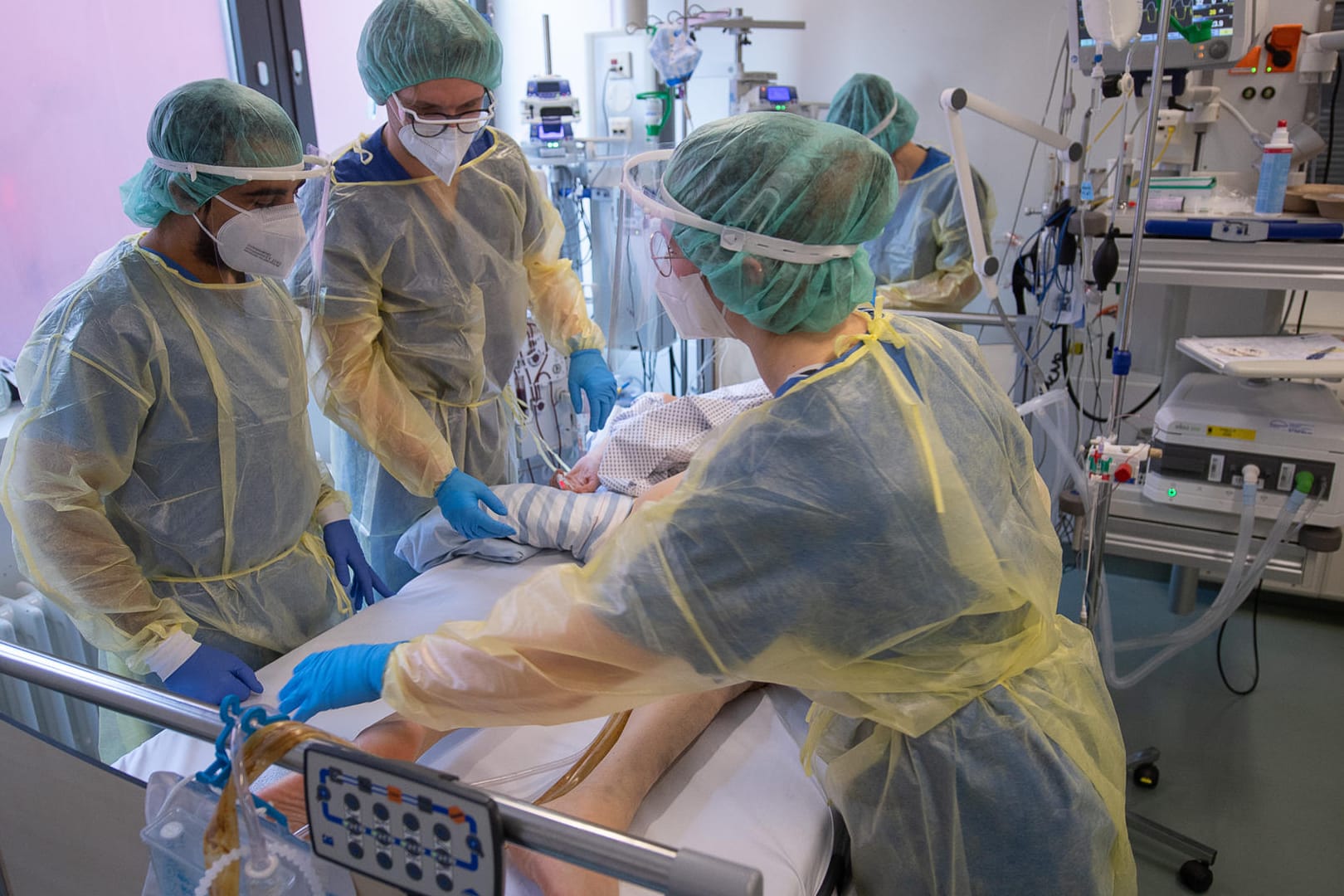 Pflegekräfte und eine Ärztin kümmern sich um einen Corona-Patienten (Archivbild): Die Infektionszahlen erreichen immer neue Höchstwerte.