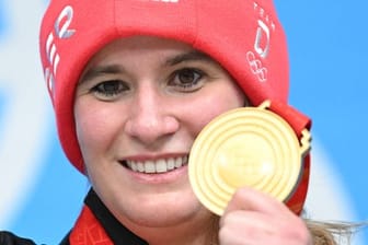 Natalie Geisenberger mit ihrer Goldmedaille.
