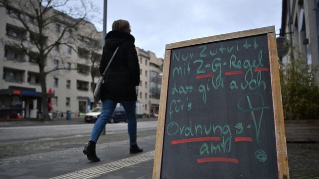 Vor einem Geschäft im Potsdamer Stadtteil Babelsberg steht ein Hinweisschild mit der Aufschrift „Nur Zutritt mit 2G-Regel das gilt auch fürs Ordnungsamt“. Vor einem Geschäft im Potsdamer Stadtteil Babelsberg steht ein Hinweisschild mit der Aufschrift „Nur Zutritt mit 2G-Regel das gilt auch fürs Ordnungsamt“.