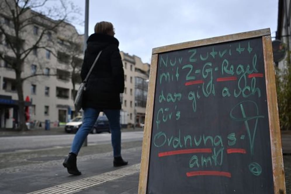 Vor einem Geschäft im Potsdamer Stadtteil Babelsberg steht ein Hinweisschild mit der Aufschrift „Nur Zutritt mit 2G-Regel das gilt auch fürs Ordnungsamt“.