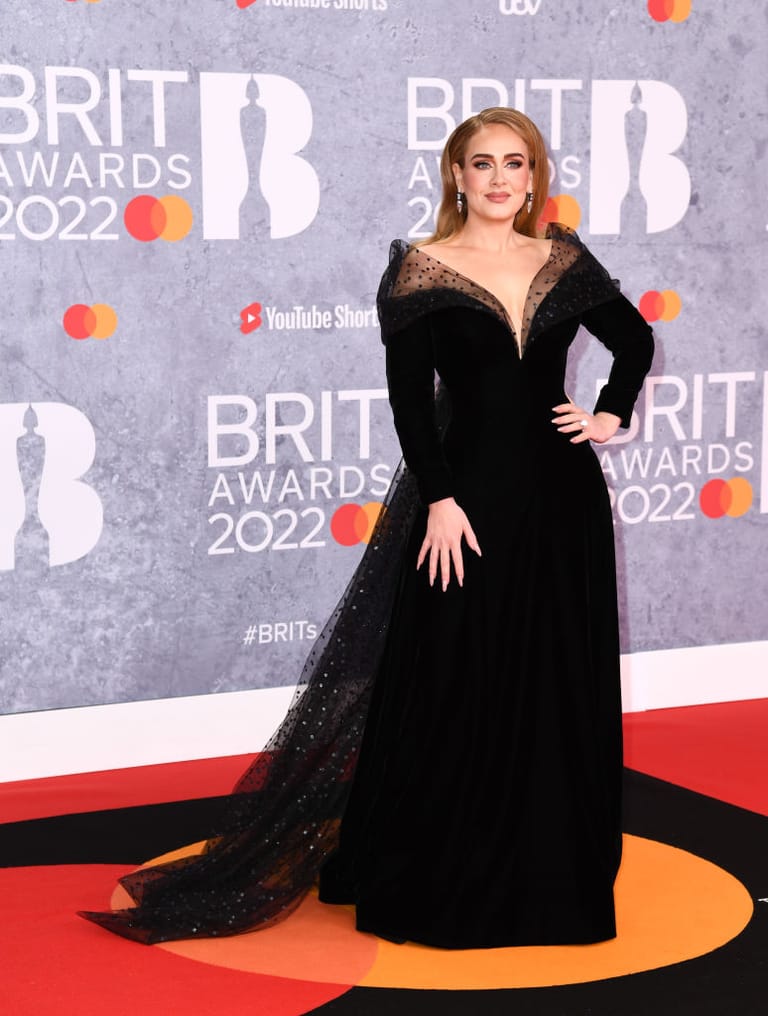Adele mit funkelndem Ring am Finger auf dem roten Teppich