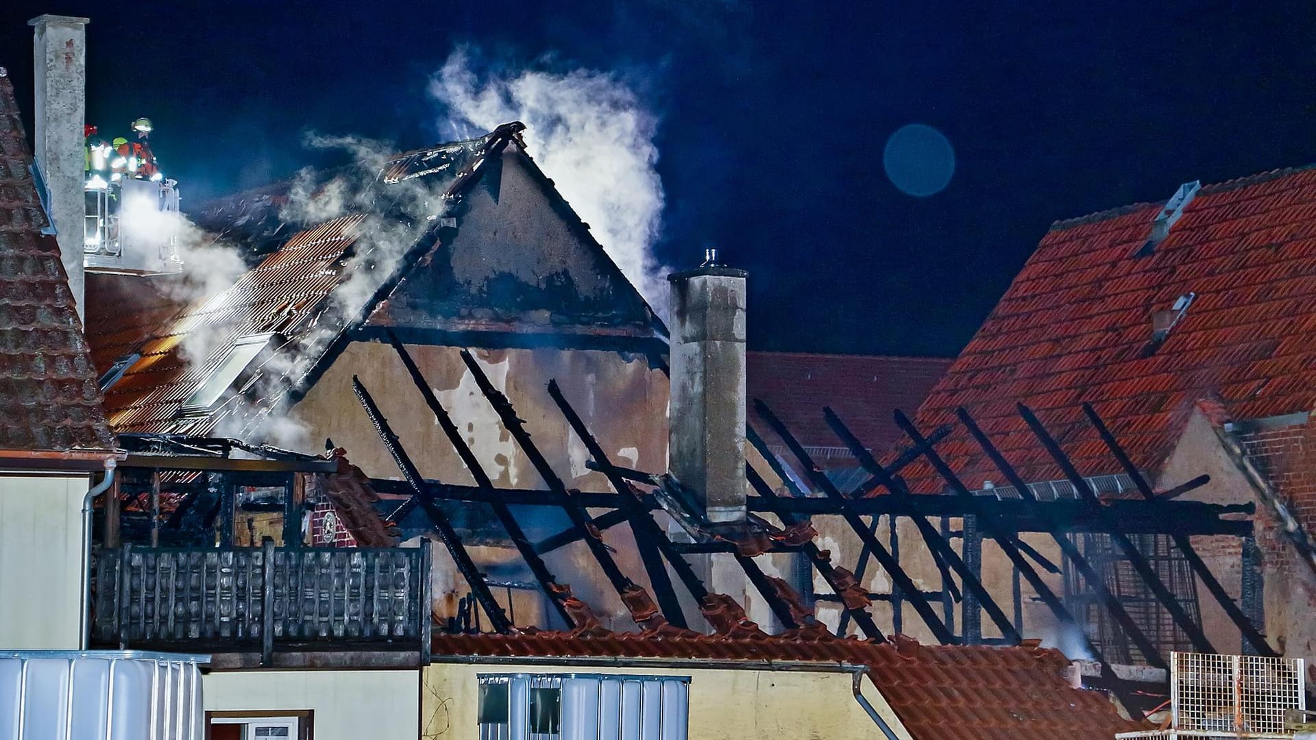 09.02.2022, Baden-Württemberg, Hemmingen: Die Feuerwehr löscht einen Dachstuhlbrand an einer Gemeinschaftsunterkunft in der Hochdorfer Straße. 09.02.2022, Baden-Württemberg, Hemmingen: Die Feuerwehr löscht einen Dachstuhlbrand an einer Gemeinschaftsunterkunft in der Hochdorfer Straße.