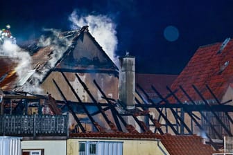 09.02.2022, Baden-Württemberg, Hemmingen: Die Feuerwehr löscht einen Dachstuhlbrand an einer Gemeinschaftsunterkunft in der Hochdorfer Straße.