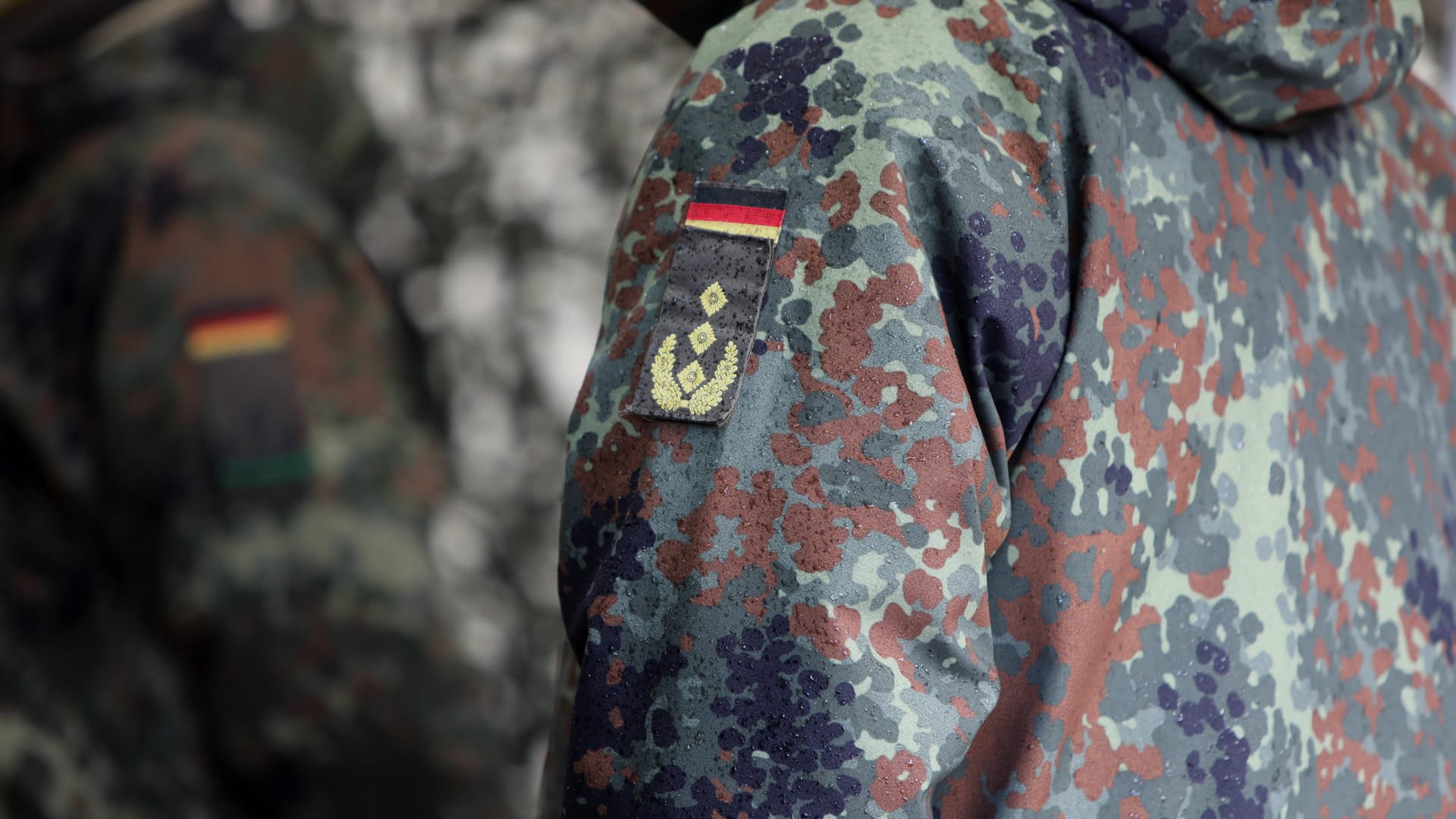 Soldat in Uniform (Symbolbild): Die Staatsanwaltschaft ermittelt gegen mehrere Soldaten der Bundeswehr.