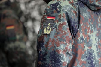 Soldat in Uniform (Symbolbild): Die Staatsanwaltschaft ermittelt gegen mehrere Soldaten der Bundeswehr.