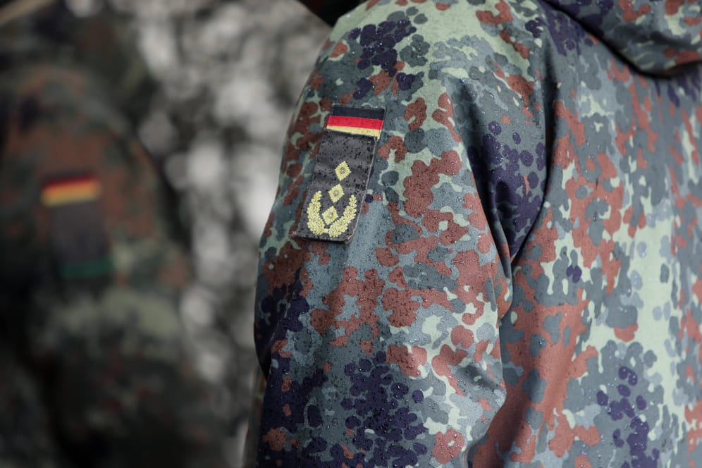Soldat in Uniform (Symbolbild): Die Staatsanwaltschaft ermittelt gegen mehrere Soldaten der Bundeswehr.