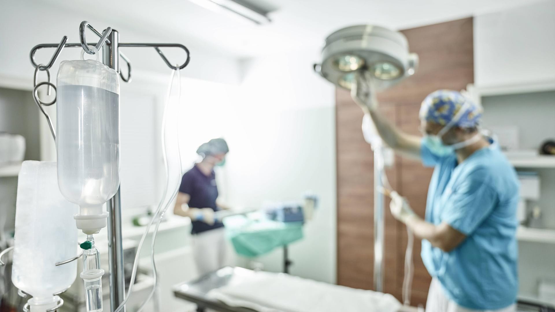 Medizinisches Personal bereitet eine Infusion vor (Archivbild): Der verdächtigte Pfleger soll Schuld am Tod von zwei Patienten sein. Medizinisches Personal bereitet eine Infusion vor (Archivbild): Der verdächtigte Pfleger soll Schuld am Tod von zwei Patienten sein.