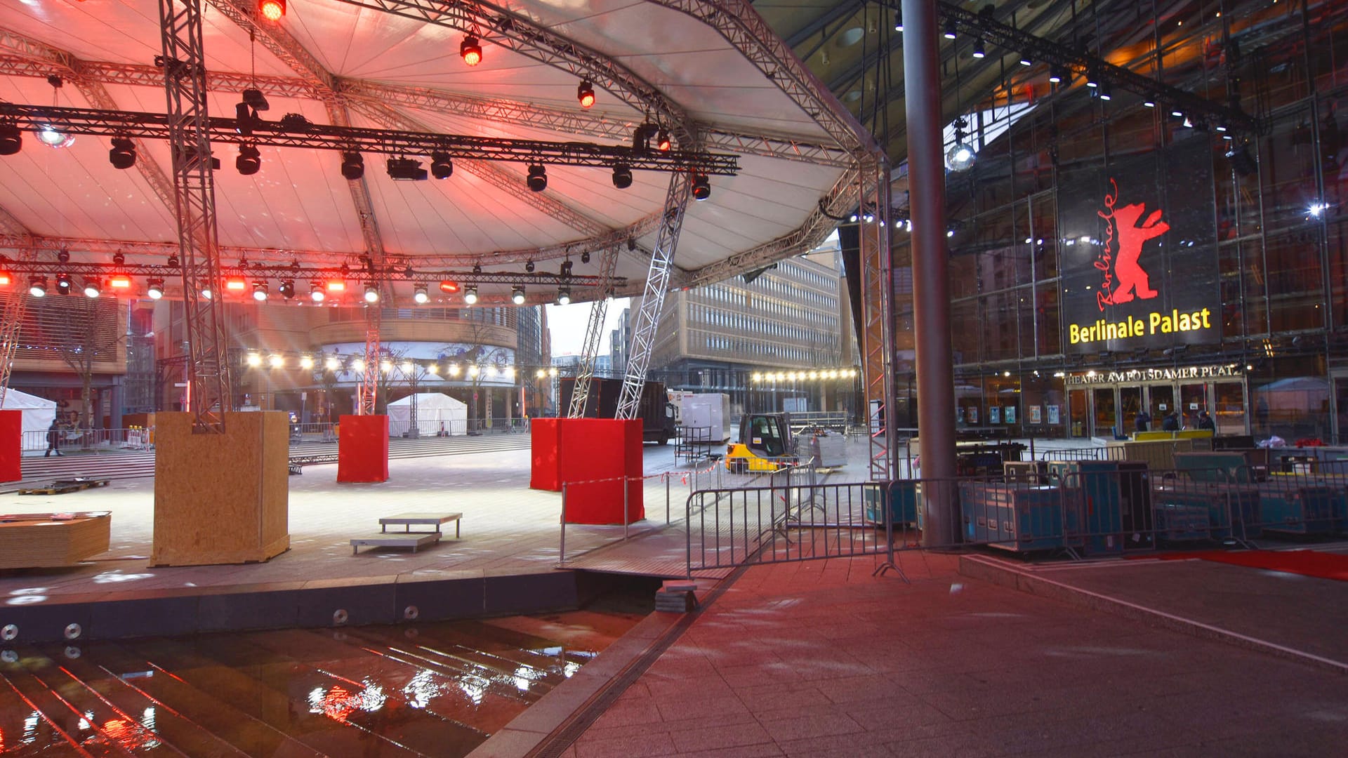 Die Aufbauarbeiten zur 72. Berlinale laufen auf Hochtouren (Archivbild): Der Leiter der Berliner Festspiele schätzt das Kinoerlebnis und will die Branche unterstützen.