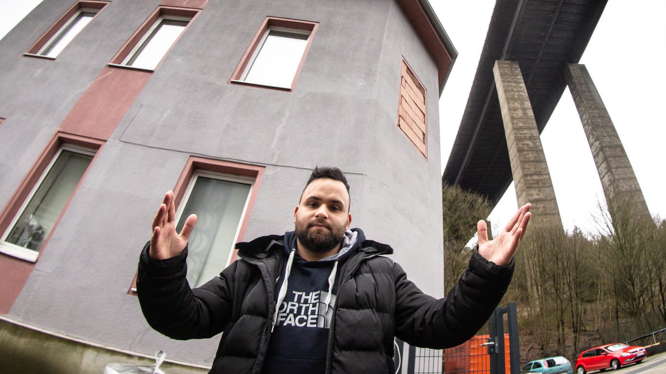 Ersan Acar steht vor seinem Haus: Es steht unter der maroden A45-Brücke Rahmede. Ersan Acar steht vor seinem Haus: Es steht unter der maroden A45-Brücke Rahmede.