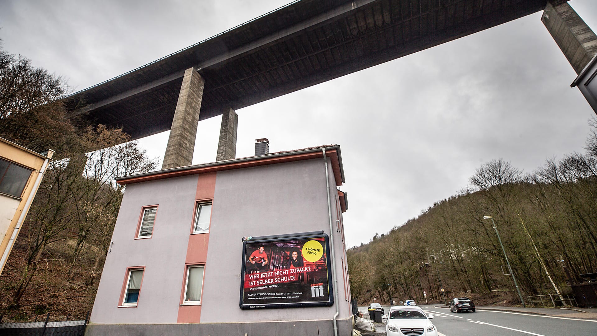 In diesem Haus, das unter der maroden A45-Brücke Rahmede steht, wohnt Ersan Acar seit 2010: Nun soll die Brücke in sechs Monaten gesprengt werden.