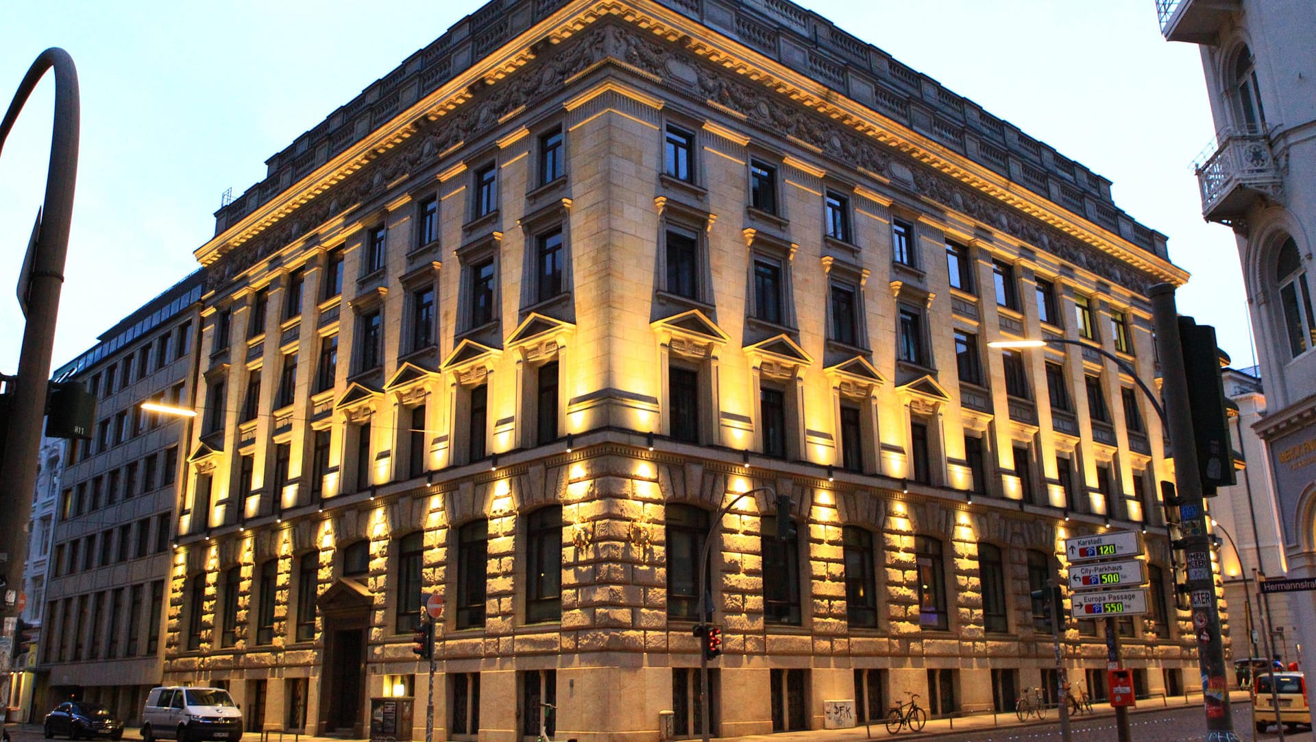 Der Hauptsitz der Privatbank M.M.Warburg & CO in Hamburg (Symbolbild): Ein früherer Banker des Geldhauses wurde wegen seiner Rolle im Cum-Ex-Skandal verurteilt. Der Hauptsitz der Privatbank M.M.Warburg & CO in Hamburg (Symbolbild): Ein früherer Banker des Geldhauses wurde wegen seiner Rolle im Cum-Ex-Skandal verurteilt.
