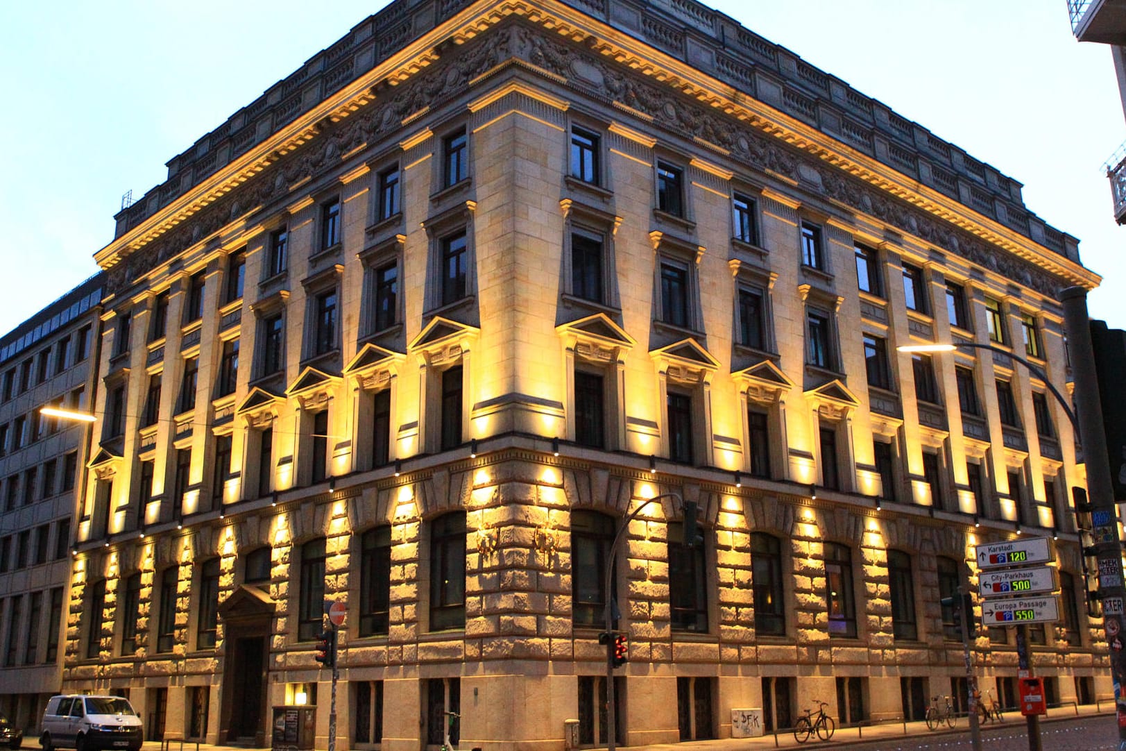 Der Hauptsitz der Privatbank M.M.Warburg & CO in Hamburg (Symbolbild): Ein früherer Banker des Geldhauses wurde wegen seiner Rolle im Cum-Ex-Skandal verurteilt. Der Hauptsitz der Privatbank M.M.Warburg & CO in Hamburg (Symbolbild): Ein früherer Banker des Geldhauses wurde wegen seiner Rolle im Cum-Ex-Skandal verurteilt.
