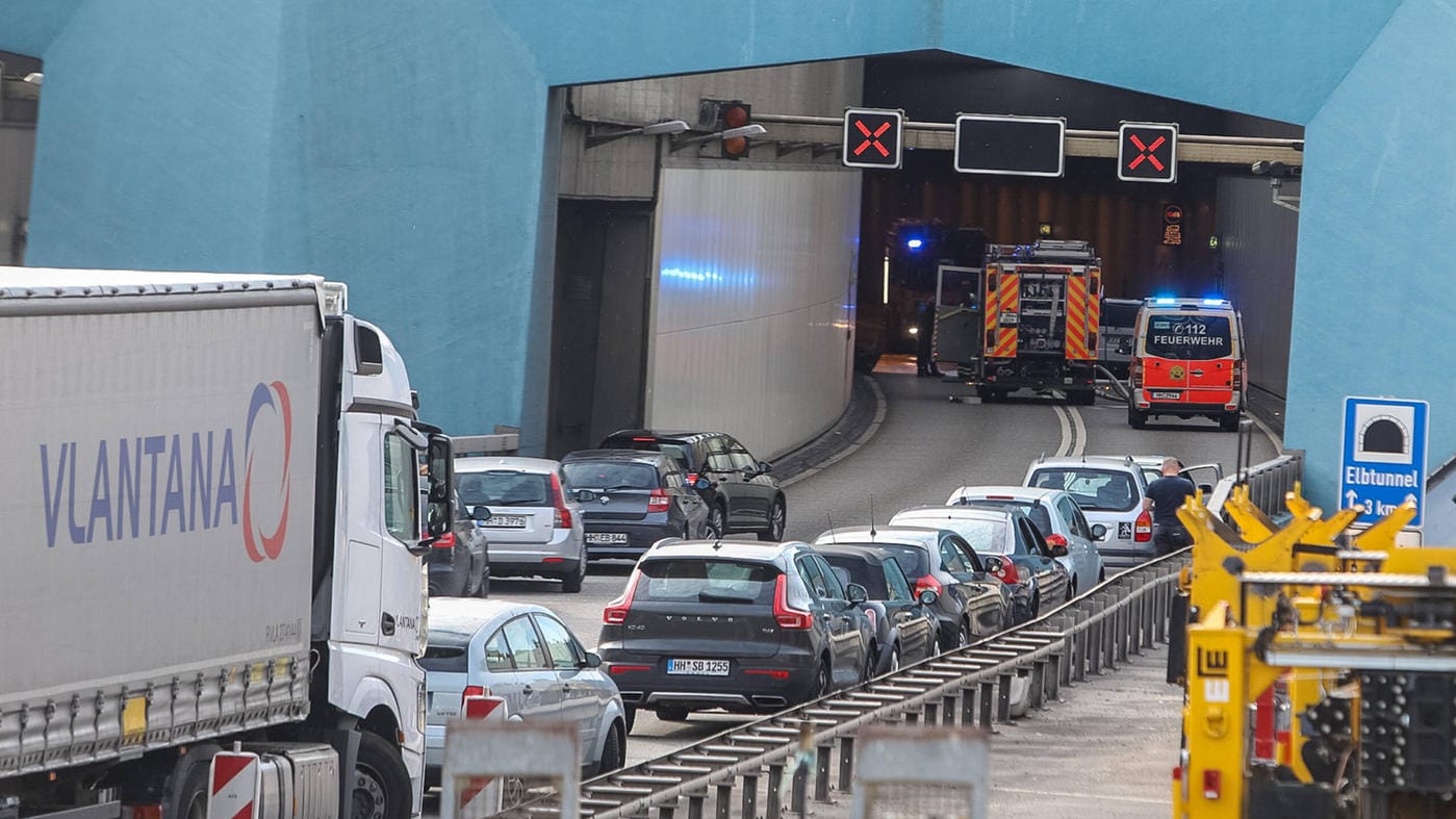 Autos stehen vor dem Elbtunnel (Symbolbild): Im Vergleich zum Vorjahr ist das Stauaufkommen in Hamburg um zwei Prozent gestiegen. Autos stehen vor dem Elbtunnel (Symbolbild): Im Vergleich zum Vorjahr ist das Stauaufkommen in Hamburg um zwei Prozent gestiegen.