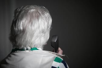 Eine ältere Dame am Telefon (Symbolbild): Eine 82-Jährige aus Hilden ist auf einen Trickbetrüger hereingefallen und händigte ihm Erspartes aus.