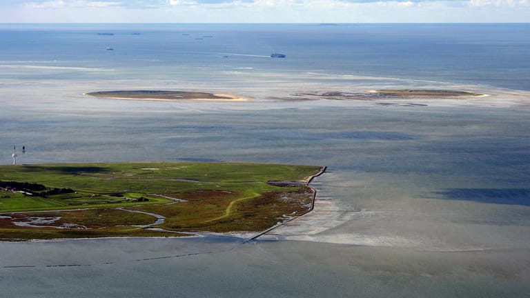 Die Insel Neuwerk mit den Inseln Scharhörn und Nigehörn im Hintergrund (Archivbild): Der Schlick aus der Elbe soll künftig ins Wattenmeer gekippt werden.