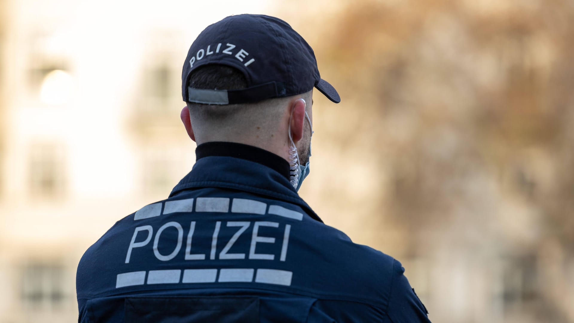 Ein Polizist im Einsatz in Stuttgart (Archivbild): Ein anonymes Schreiben legt einen Sex-Skandal in der Einheit nahe. Ein Polizist im Einsatz in Stuttgart (Archivbild): Ein anonymes Schreiben legt einen Sex-Skandal in der Einheit nahe.