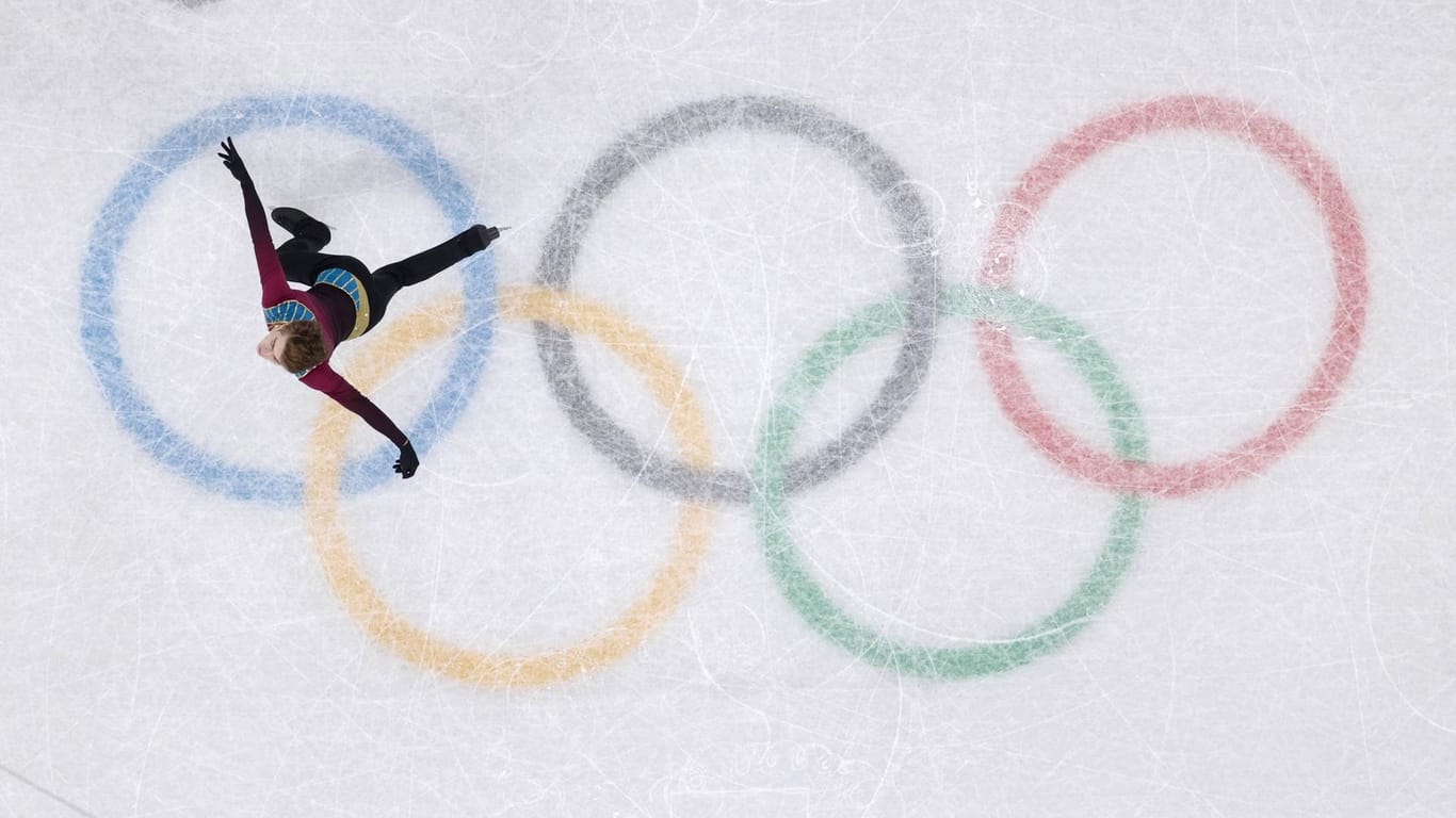 Russland hat den Eiskunstlauf-Teamwettbewerb zwar gewonnen, muss aber noch auf die Siegerehrung warten.