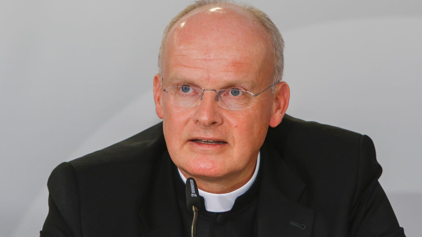 Essens Bischof Franz-Josef Overbeck bei einer Pressekonferenz (Archivbild): Overbeck kritisiert die Stellungnahme des ehemaligen Papstes zum Münchner Missbrauchsgutachten.