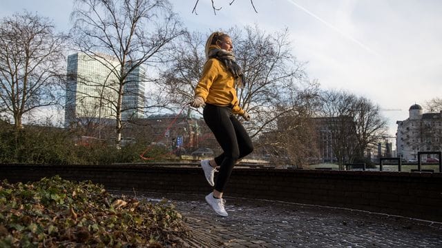 Ob Springseilspringen, Joggen oder beides zusammen: Regelmäßiges Training funktioniert besser durch das Schaffen von Routinen.