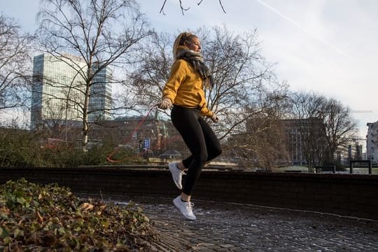 Ob Springseilspringen, Joggen oder beides zusammen: Regelmäßiges Training funktioniert besser durch das Schaffen von Routinen.