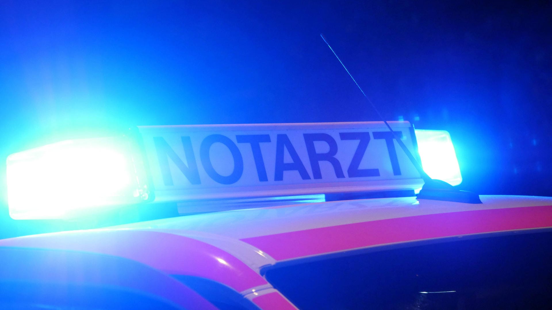 Notarzt mit Blaulicht (Symbolbild): Der Fahrradkurier musste ins Krankenhaus gebracht werden, nachdem er von einem Auto gerammt worden ist. Notarzt mit Blaulicht (Symbolbild): Der Fahrradkurier musste ins Krankenhaus gebracht werden, nachdem er von einem Auto gerammt worden ist.