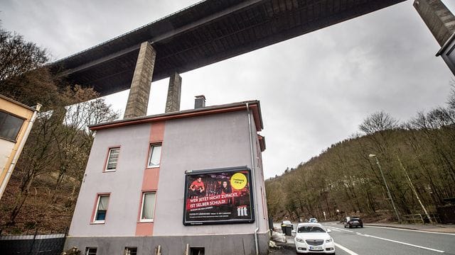 In diesem Haus, das unter der maroden A45-Brücke Rahmede steht, wohnt Ersan Acar seit 2010. In diesem Haus, das unter der maroden A45-Brücke Rahmede steht, wohnt Ersan Acar seit 2010.