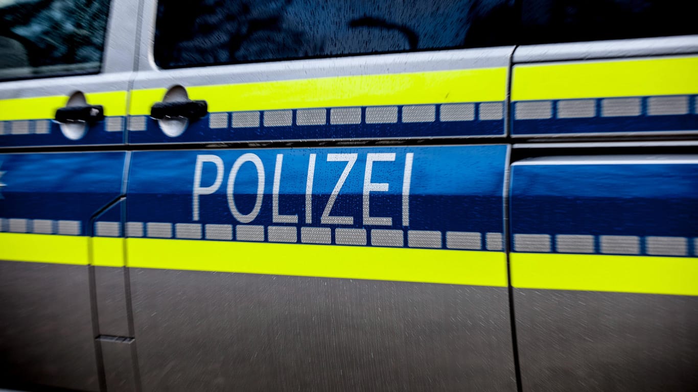 Ein Einsatzfahrzeug der bayerischen Polizei (Symbolbild): Ein Unbekannter hat versucht, Schokolade im Wert von 200 Euro zu stehlen.