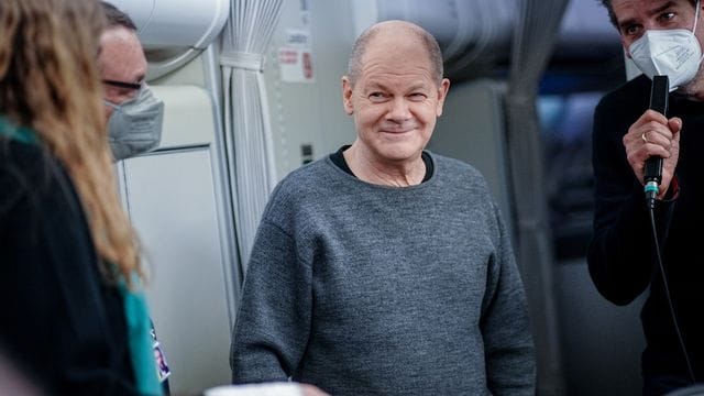 Bundeskanzler Olaf Scholz ganz locker im Pulli im Flieger nach Washington. Bundeskanzler Olaf Scholz ganz locker im Pulli im Flieger nach Washington.
